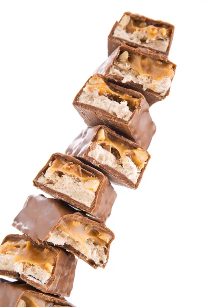 Mucchio di barrette di cioccolato isolato su bianco — Foto Stock