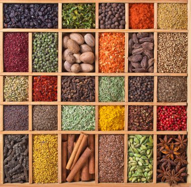 baharatlar ve otlar ile ahşap kutu 