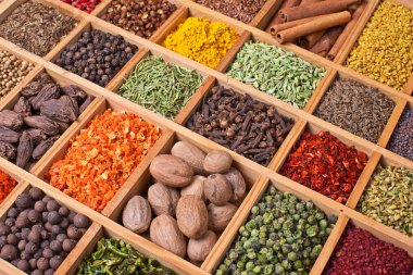 baharatlar ve otlar ile ahşap kutu