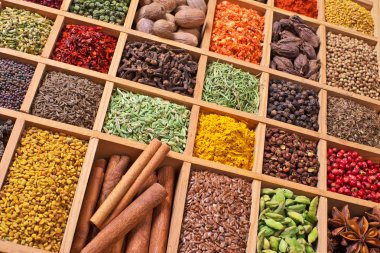 baharatlar ve otlar ile ahşap kutu