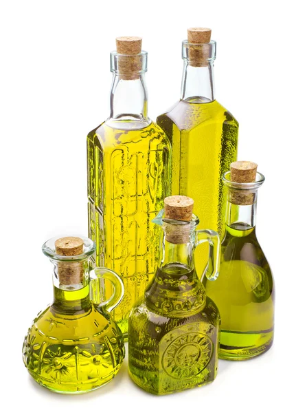 Flaschen mit Olivenöl isoliert auf weiss — Stockfoto
