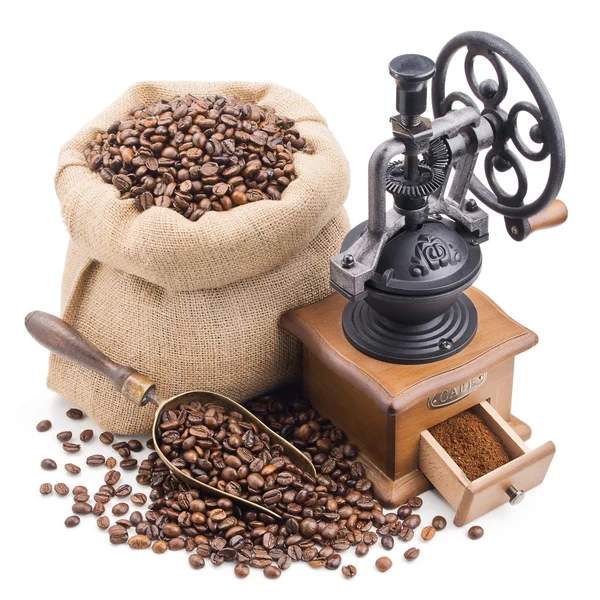 Sack Kaffeebohnen mit retro Mühle isoliert auf weiss — Stockfoto