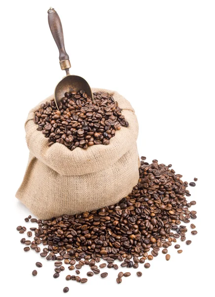 Saco de grãos de café com colher retrô isolado no branco — Fotografia de Stock
