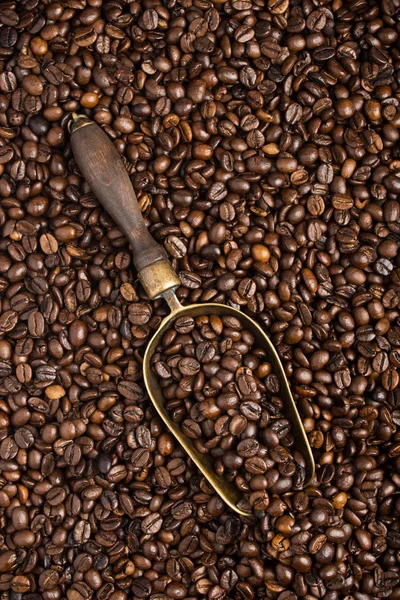 Retro kepçe ile kavrulmuş kahve çekirdeği — Stok fotoğraf