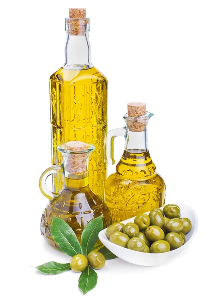 Flaschen Olivenöl und grüne Oliven mit Blättern — Stockfoto