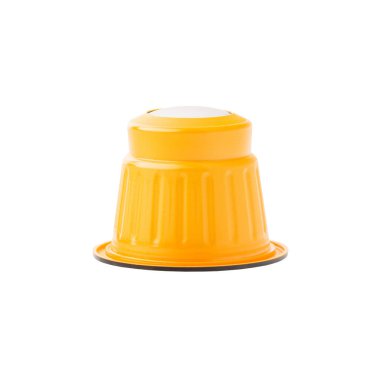 Kahve kapsülü beyaz arka planda izole edilmiş. Derin odaklanma