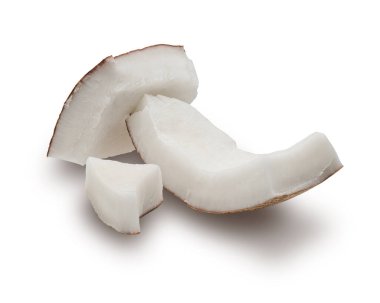 Beyaz arka planda izole edilmiş hindistan cevizi parçaları. Derin odaklanma