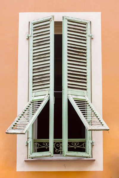 Rustik pencere shuters. — Stok fotoğraf