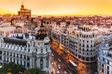 Gran Via, Madrid, İspanya 'nın panoramik manzarası.