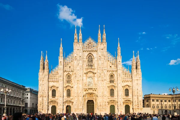 Cathédrale de Milan depuis la place — Photo