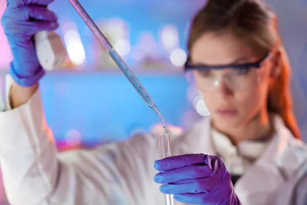 Young scientist pipetting. — Stock Photo, Image