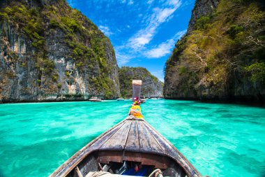 phi phi Island, Tayland tarihinde ahşap tekne.