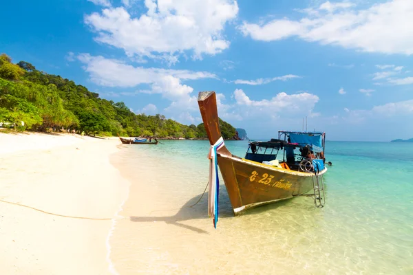 Barcos de madeira em uma praia tropical . — Fotografia de Stock