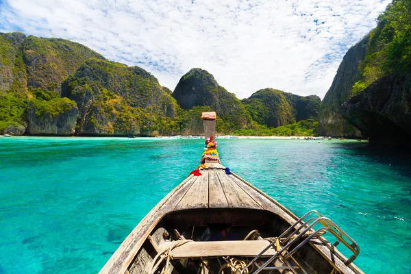 Деревянная лодка на острове Пхи Пхи . — стоковое фото