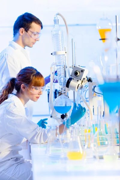 Jóvenes químicos en el laboratorio . — Foto de Stock