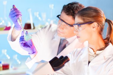 İndikatör renk değişimini gözlemleyen araştırmacı.