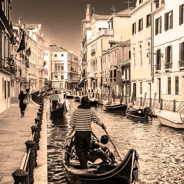 Gôndolas no canal em Veneza, Itália — Fotografia de Stock