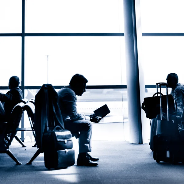 Uomo d'affari che viaggia sulla silhouette dell'aeroporto . — Foto Stock