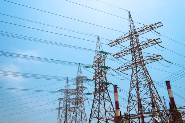 Torres de transmisión de potencia de alto voltaje. — Foto de Stock