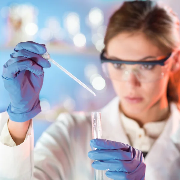 Life science professional pipettering. — Stockfoto