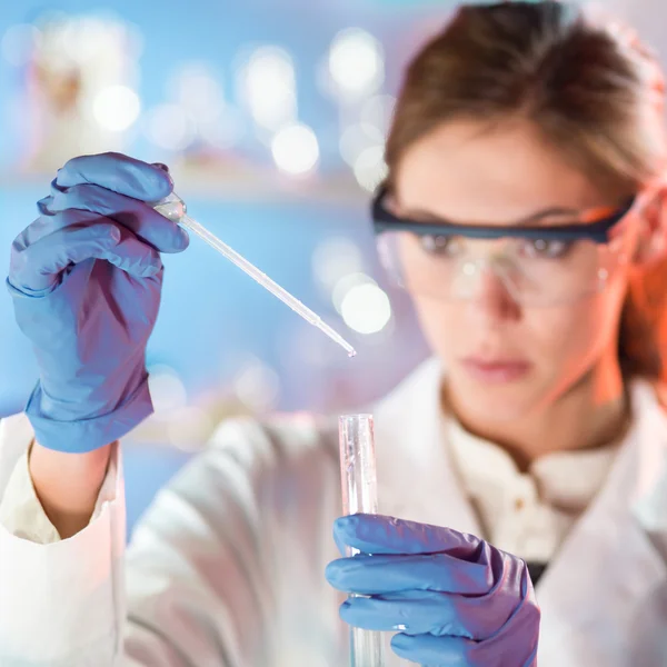 Life science professional pipetteren. — Stockfoto