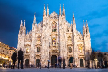 Milano Katedrali'ne Meydanı