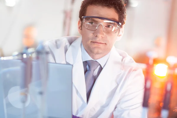 Retrato de um pesquisador de nanotecnologia . — Fotografia de Stock