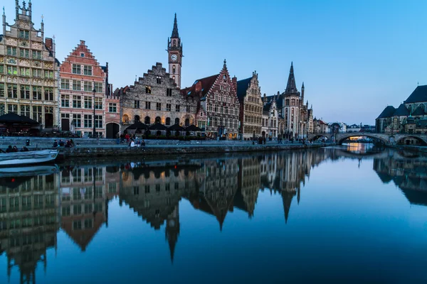 Gent, Belçika, Avrupa'nın leie nehir banka. — Stok fotoğraf