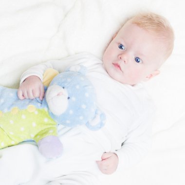 Peluş oyuncak bebekle.