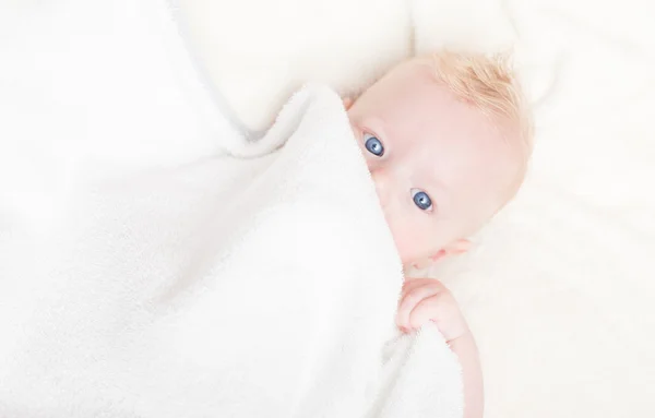 Mavi gözlü bebek. — Stok fotoğraf