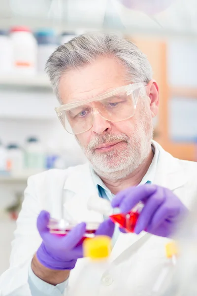 Científico de la vida investigando en el laboratorio. —  Fotos de Stock
