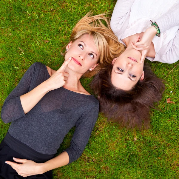 Due ragazze brainstorming nel prato . — Foto Stock