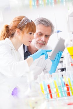 Laboratuvardaki sağlık uzmanları.