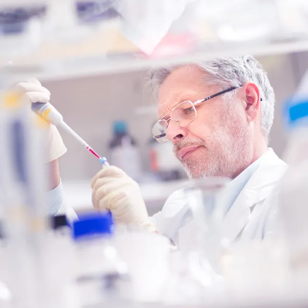 Científico de la vida investigando en el laboratorio. — Foto de Stock