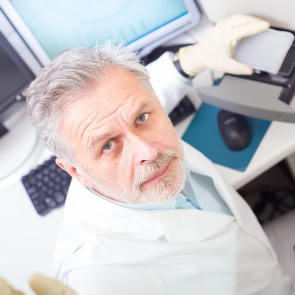 Life scientist researching in the laboratory. — Stock Photo, Image