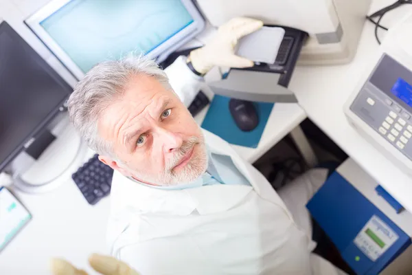 Vědec zabývající se výzkumem v laboratoři. — Stock fotografie