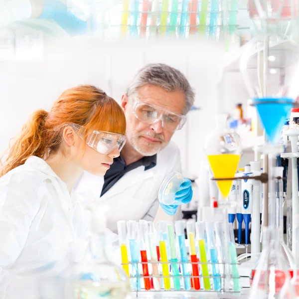 Profissionais de saúde em laboratório. — Fotografia de Stock