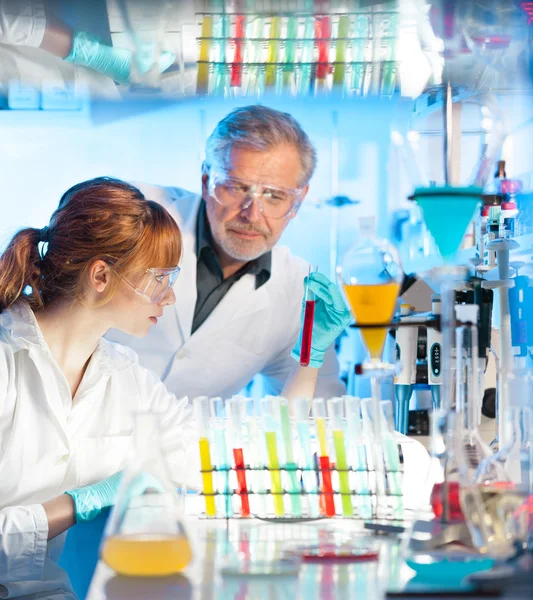 Profissionais de saúde em laboratório. — Fotografia de Stock