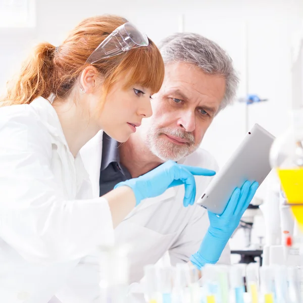 Profissionais de saúde em laboratório. — Fotografia de Stock