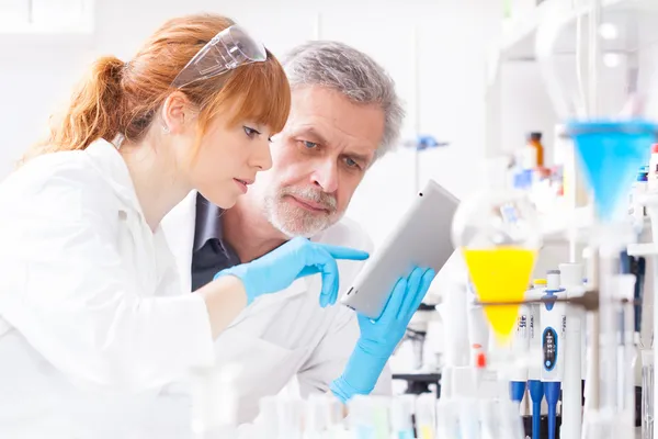 Health care professionals in lab. — Stock Photo, Image