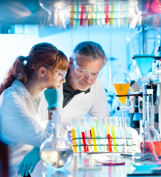 Profesionales de la salud en laboratorio. — Foto de Stock