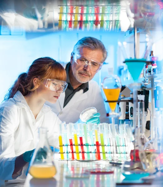 Profesionales de la salud en laboratorio. — Foto de Stock