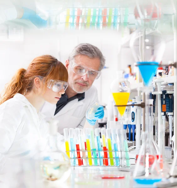 Profissionais de saúde em laboratório. — Fotografia de Stock