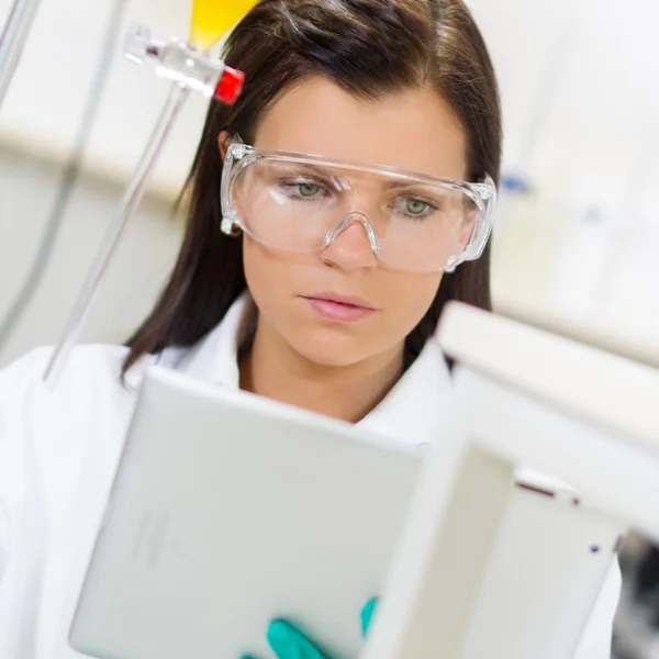 Health care professional in lab. — Stock Photo, Image