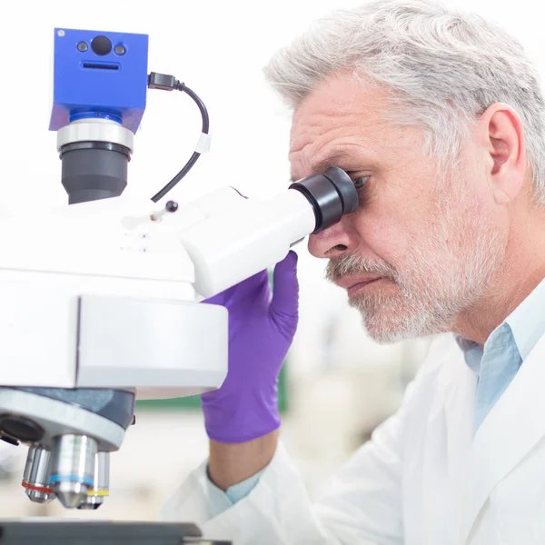 Microscopía científica senior en laboratorio. — Foto de Stock