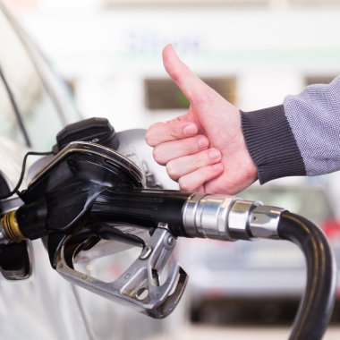 benzin motorlu taşıt arabanın içine pompalanır.