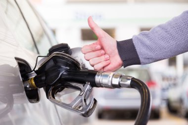 benzin motorlu taşıt arabanın içine pompalanır.