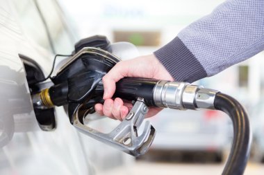 benzin motorlu taşıt arabanın içine pompalanır.