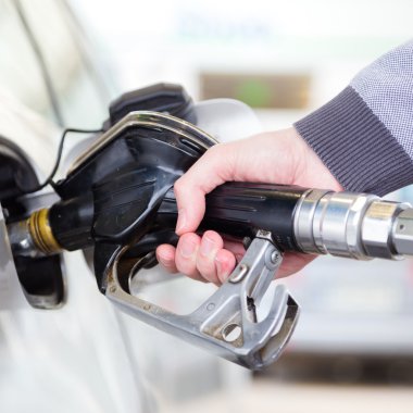benzin motorlu taşıt arabanın içine pompalanır.