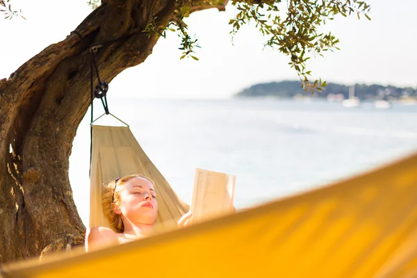 Lady reading book in hammock. — Stock Photo, Image